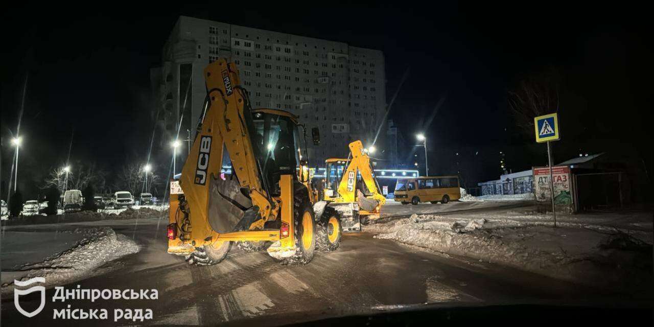 Работы продолжались всю ночь: на дорогах Днепра «буран» убирал снег.  Читайте на UKR.NET