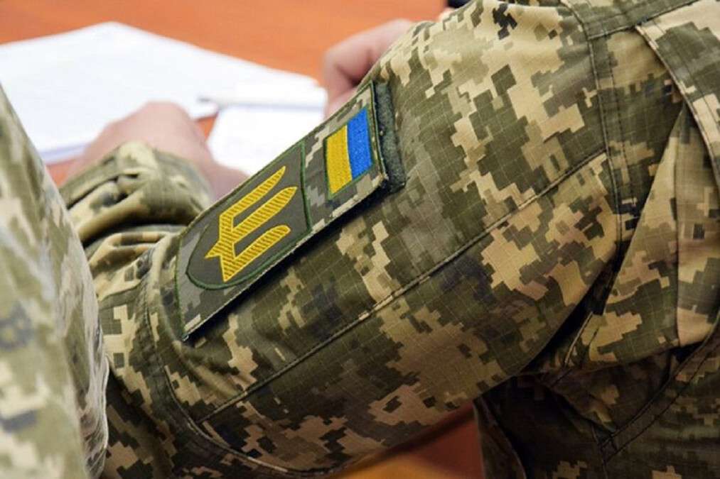 Военный подписывает документ