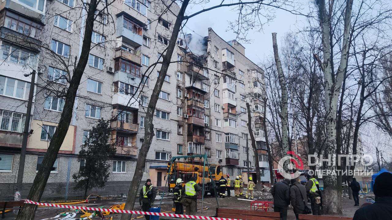 Оккупанты ударили по многоэтажному дому в Днепре: фото с места происшествия.  Читайте на UKR.NET