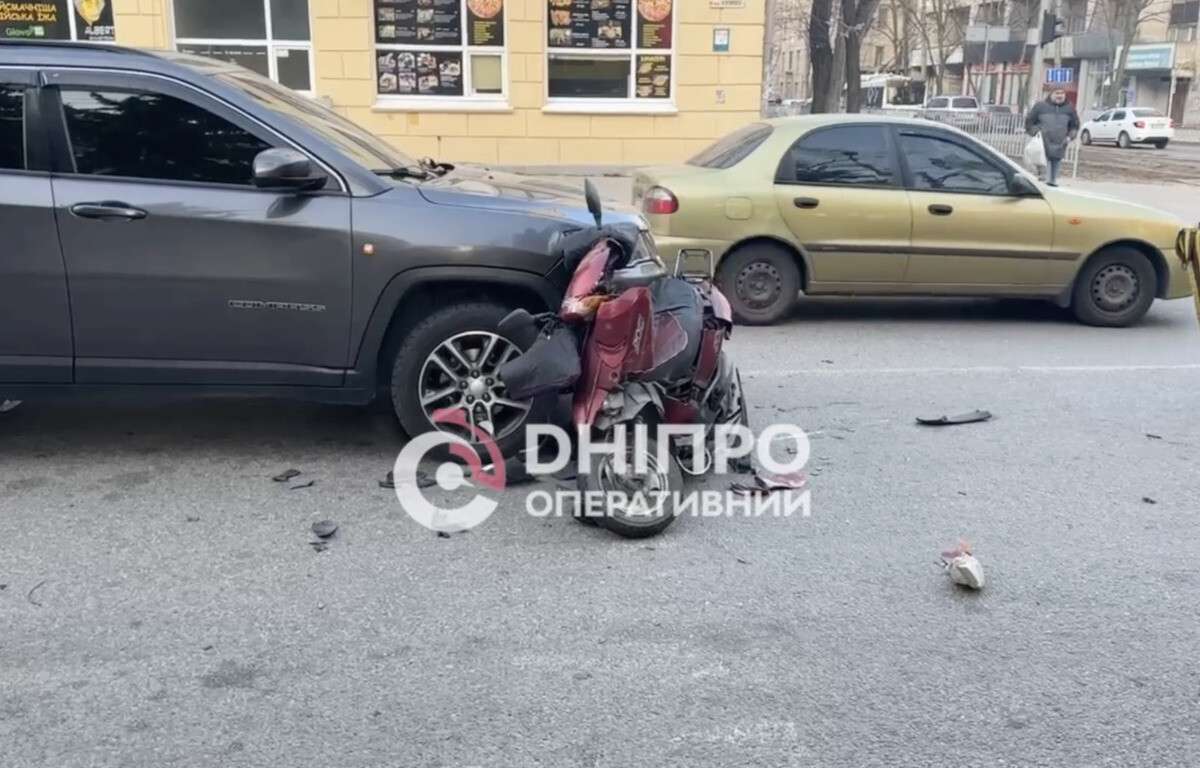 В Днепре курьера «Glovo» зажало между двумя автомобилями в результате ДТП.  Читайте на UKR.NET