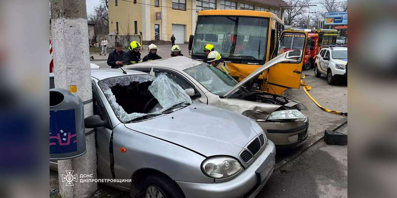 В Днепре в результате столкновения автомобилей пострадали люди: подробности  ДТП на Березинке. Читайте на UKR.NET