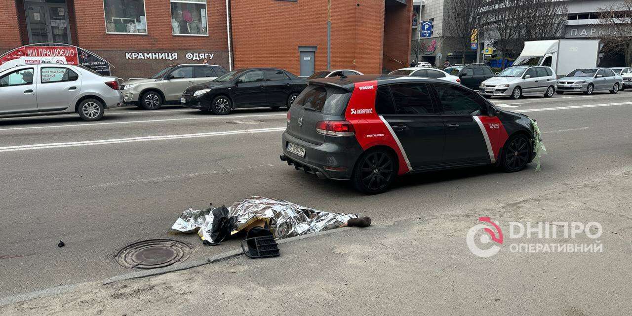 В Днепре возле ТЦ «Новый Центр» насмерть сбили мужчину: видео момента ДТП.  Читайте на UKR.NET