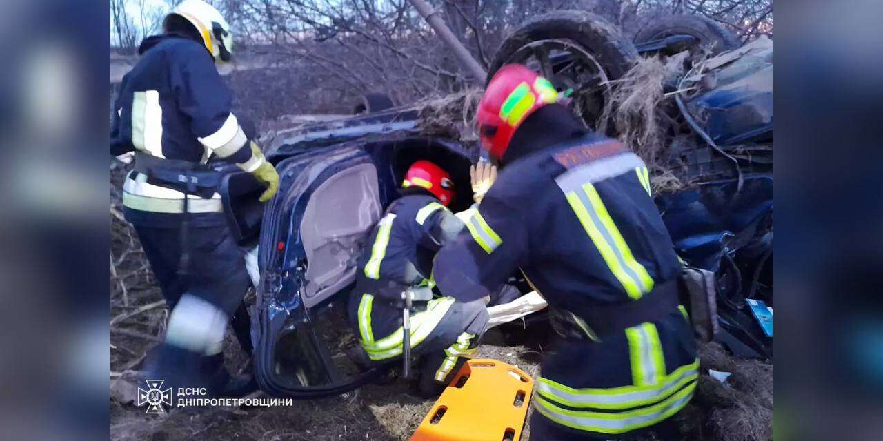 В Днепропетровской области в результате ДТП водителя зажало в авто. Читайте  на UKR.NET