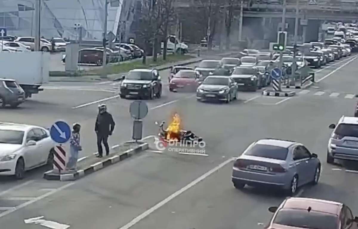 В Днепре на Сичеславской Набережной на ходу загорелся мотоцикл: видео  момента. Читайте на UKR.NET