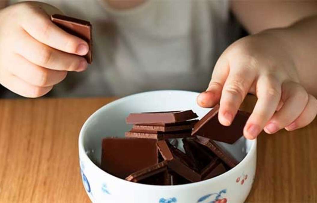 Дитина їсть шоколад