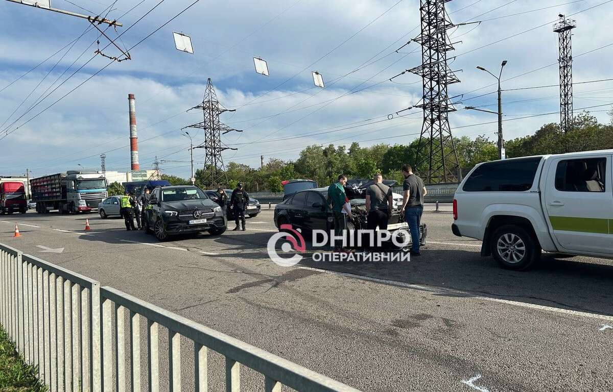 В Днепре на Набережной Заводской три автомобиля попали в ДТП: видео  момента. Читайте на UKR.NET