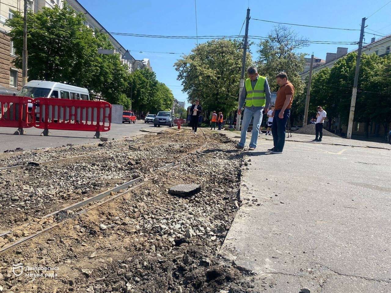 В Днепре проинспектировали начало ремонта еще одного трамвайного переезда и  отремонтированное освещение в укрытии. Читайте на UKR.NET