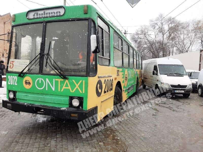 v-dnepre-na-dorogakh-na-ul-chernyshevskogo-sbili-zhenshinu-sprinter-vekhal-v-trolleibus-ugnali-nissan1