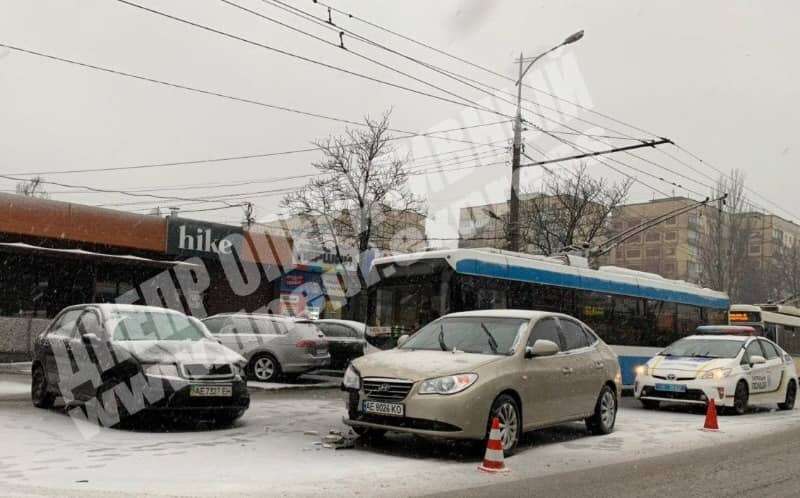 v-dnepre-iz-za-ukhudsheniya-pogody-avarii-i-probki-ostorozhnei-na-dorogakh1