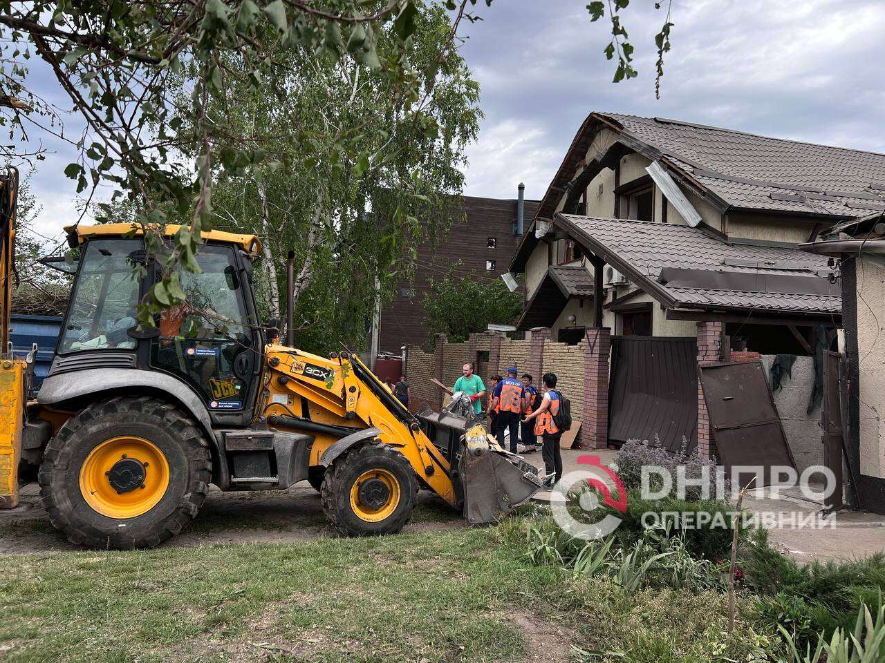 Утром Днепр содрогался от взрывов: пострадавшие горожане рассказали, как  пережили ракетную атаку. Читайте на UKR.NET