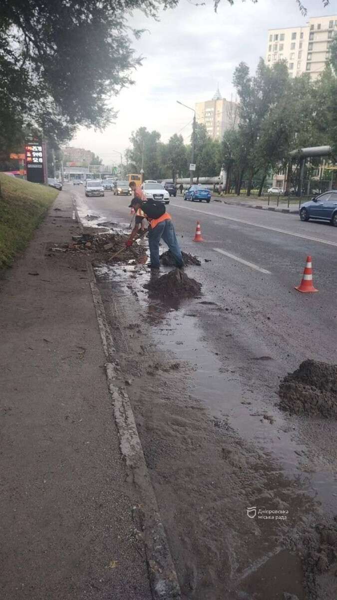 Комунальники прибирають