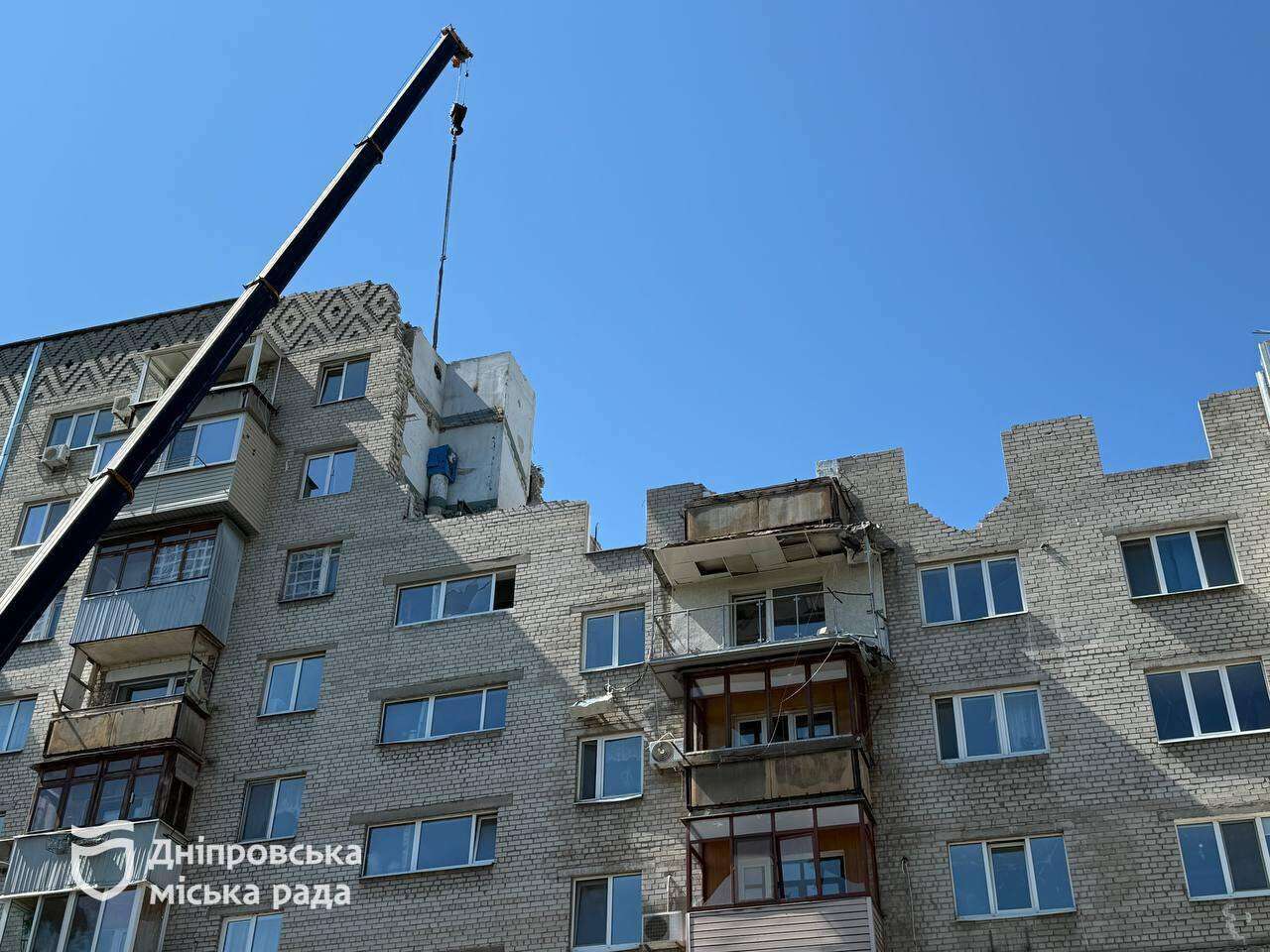 В Днепре заканчивают демонтаж верхних этажей многоэтажки, пострадавшей  из-за обстрела 23 февраля. Читайте на UKR.NET