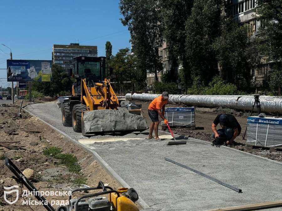 Роблять тротуар у Дніпрі