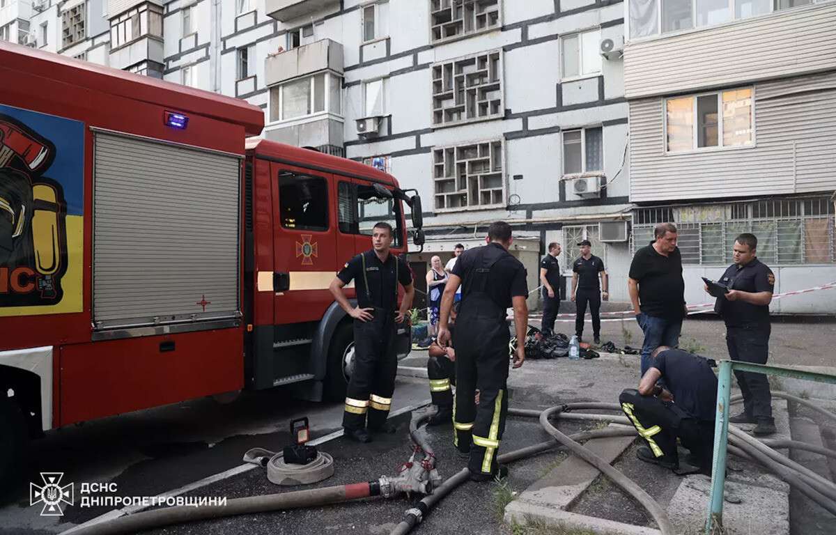 В Днепре на ж/м Тополь-2 тушили пожар в девятиэтажке. Читайте на UKR.NET