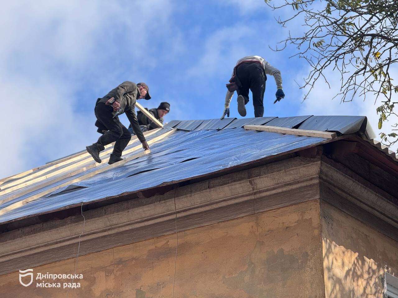 Черговий по місту в Дніпрі перевірив, як замінюють покрівлю будинку та облаштування укриття
У Дніпрі продовжують активну модернізацію житлового фонду та дбають про безпеку своїх мешканців. Черговий по місту, представник департаменту житлового господ