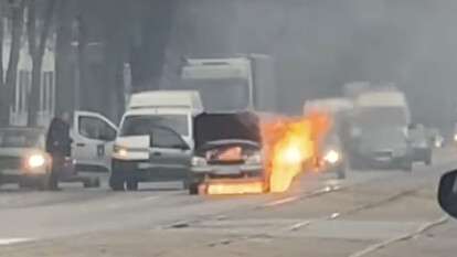 Горит легковушка