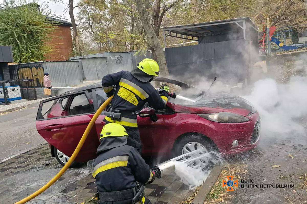 Дотла сгорело авто в Днепре на Александра Поля