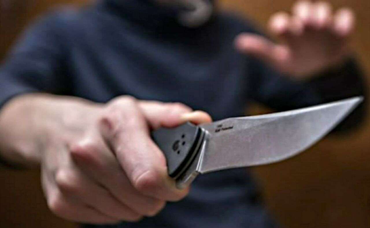 У Павлограді чоловік вдарив брата ножем у спину
У Павлограді правоохоронці затримали чоловіка, який під час сварки вдарив свого брата ножем у спину. Про це повідомляє “Дніпро Оперативний”. …