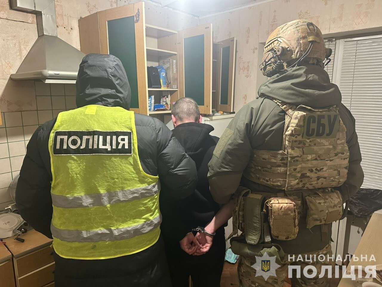 У терориста були спільники: поліція Дніпра затримала подружжя за організацію вибуху біля ТЦК
У Дніпрі правоохоронці викрили подружжя, яке допомогло організувати теракт біля будівлі ТЦК і СП 14 грудня. Того дня стався вибух,…