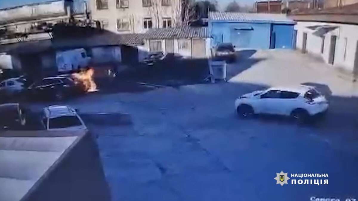 Відео підпалу двох автівок у Дніпрі