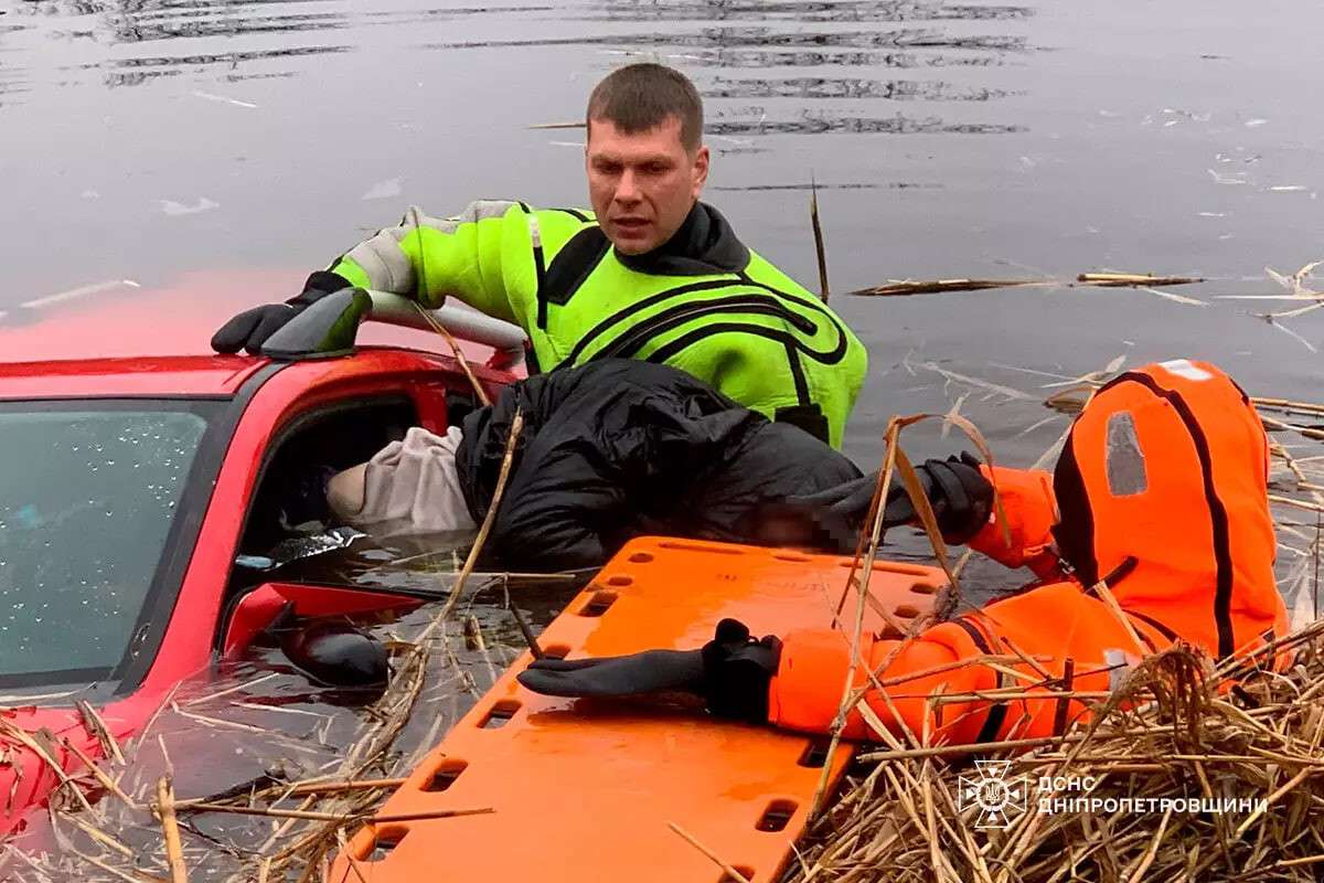 Авто з водієм потонуло в Мар'янівці