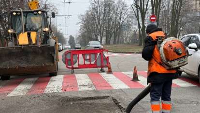 У Дніпрі усувають ямковість на дорогах