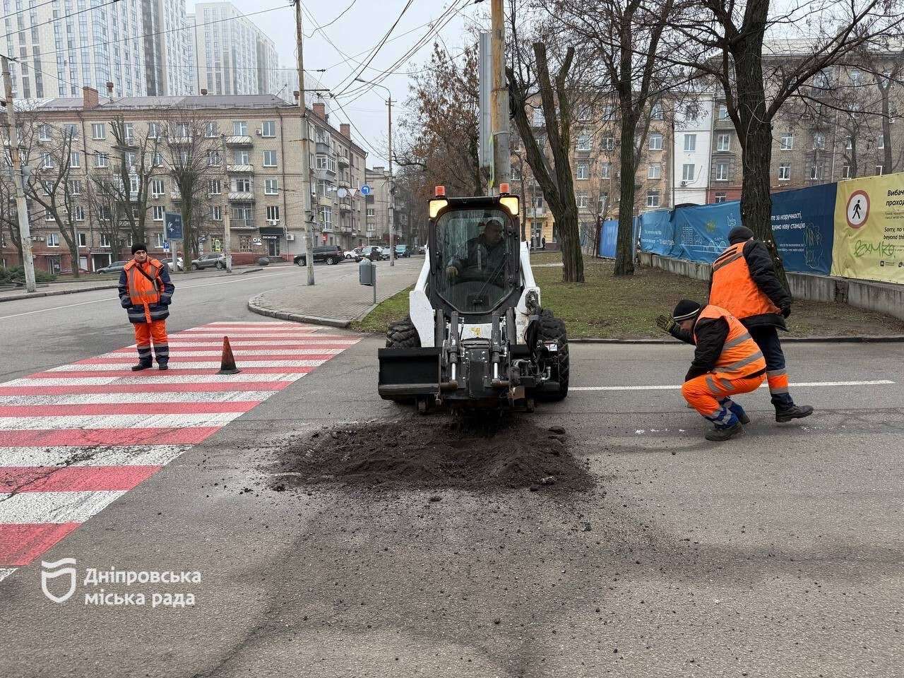 У Дніпрі усувають ямковість на дорогах