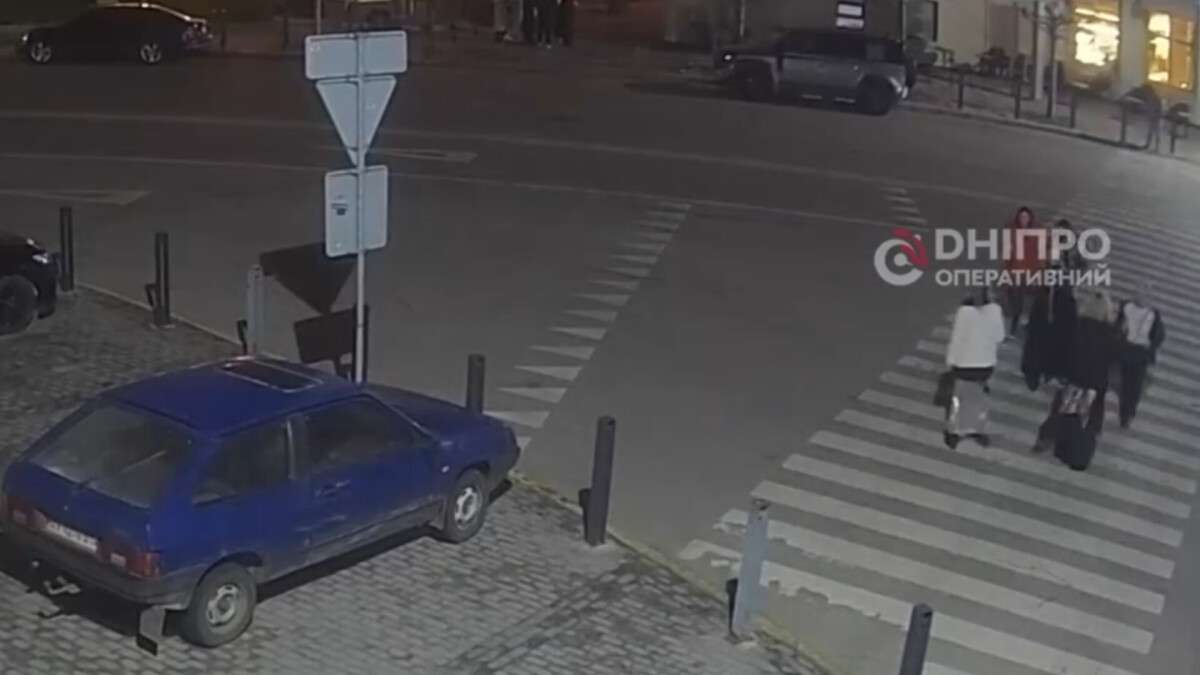 Підлітки посеред дороги