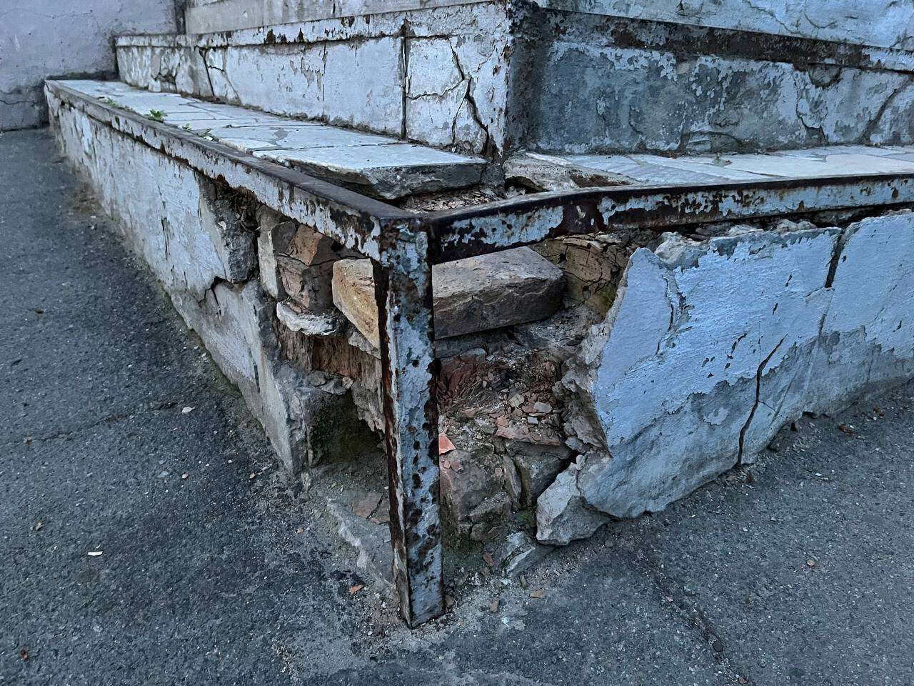 Вместо престижного заведения – руины и свалка