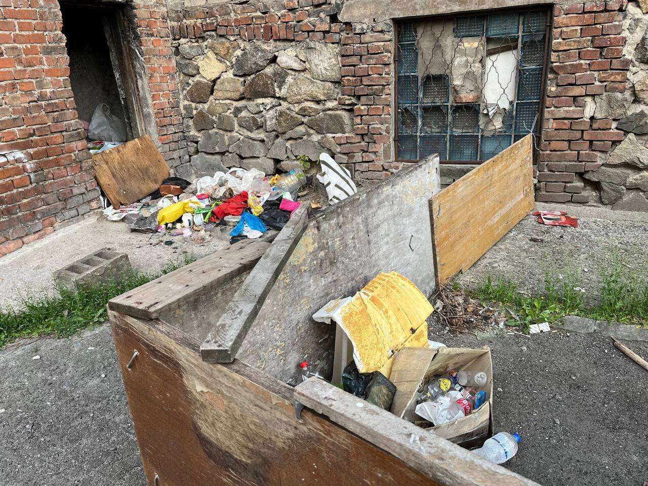 Вместо престижного заведения – руины и свалка