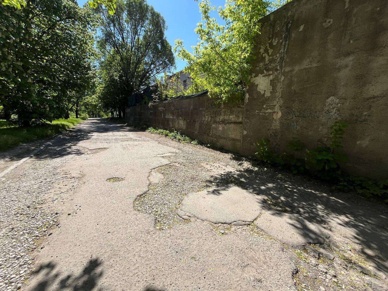 Вместо престижного заведения – руины и свалка