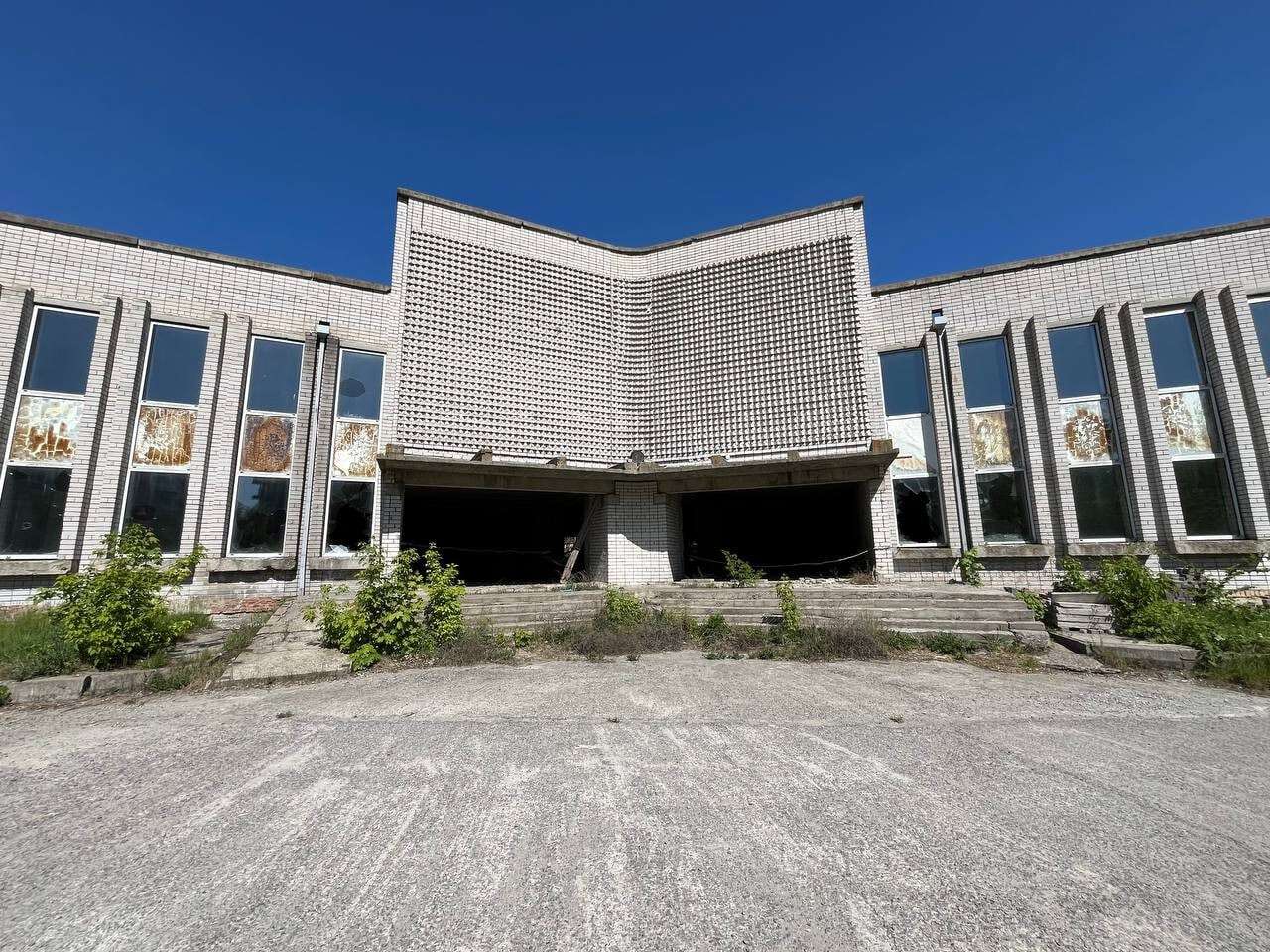 Вместо престижного заведения – руины и свалка