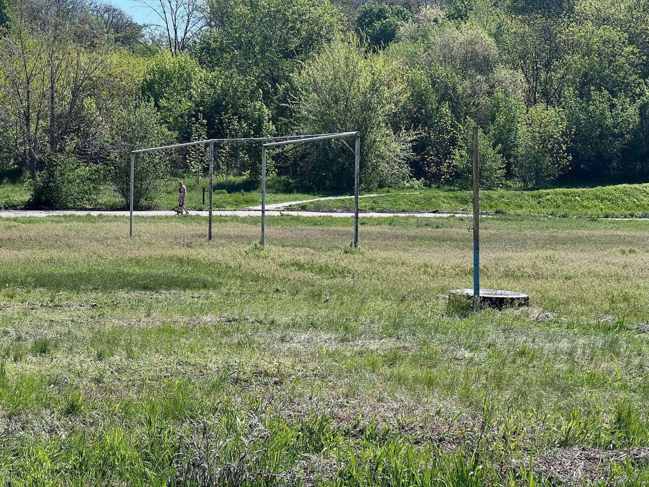 Вместо престижного заведения – руины и свалка