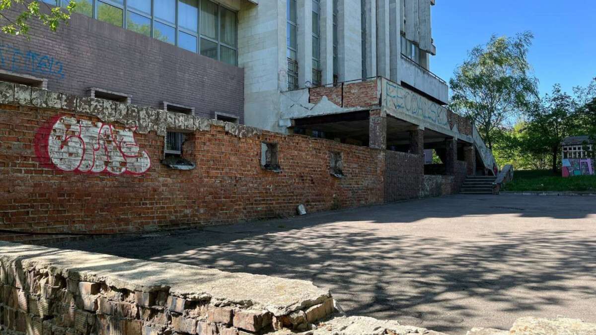 Вместо престижного заведения – руины и свалка