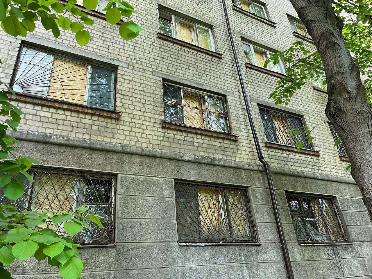 Вместо престижного заведения – руины и свалка