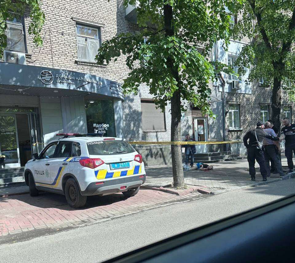 Женщина выпала из окна