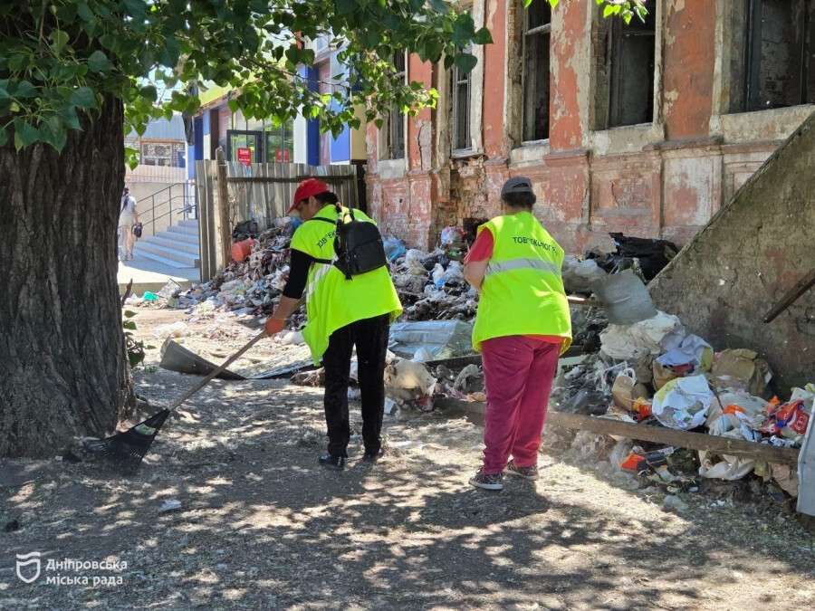 Свалка возле рынка в Днепре