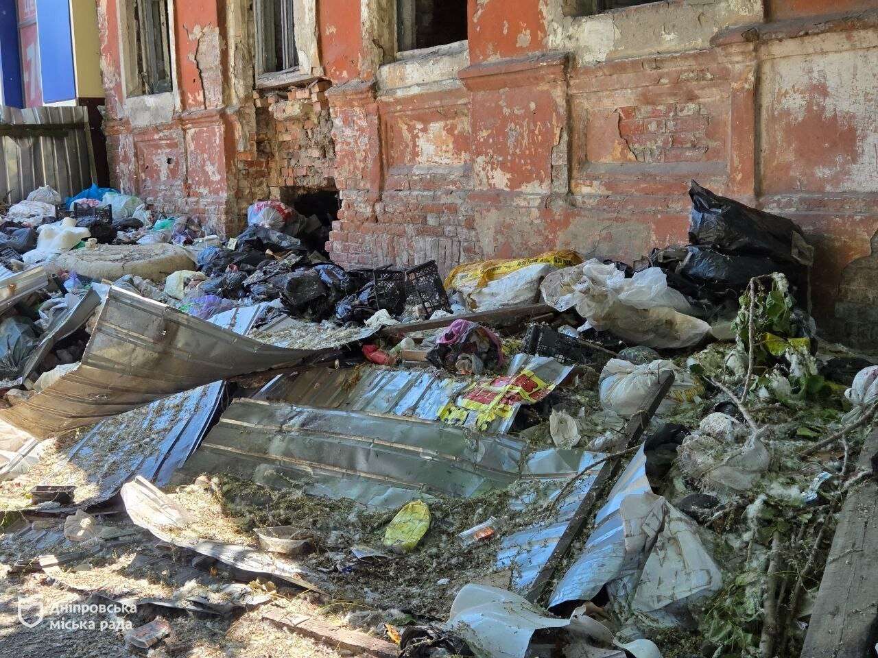 Свалка возле рынка в Днепре