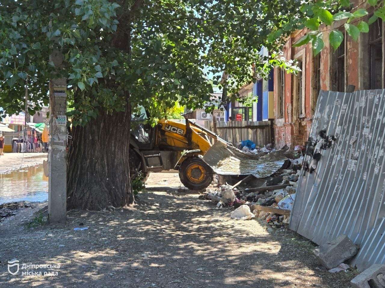 Свалка возле рынка в Днепре