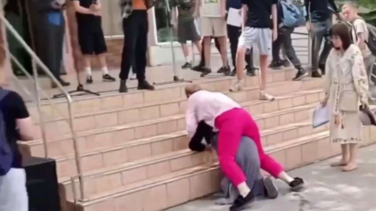 Неизвестная женщина напала на детей