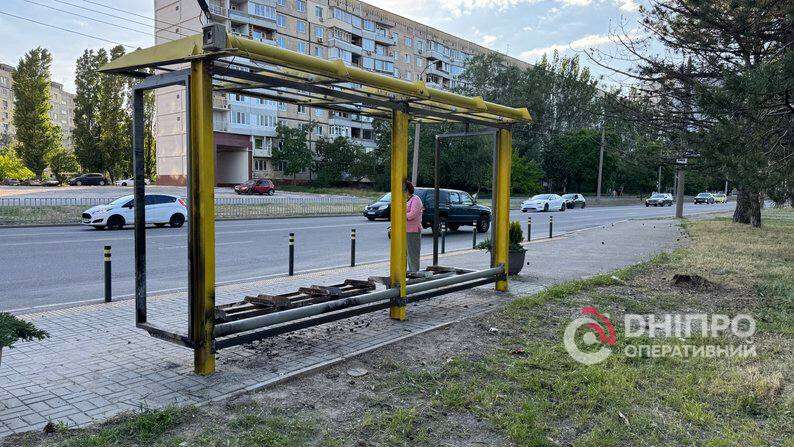 У Дніпрі прибрали меморіальну зупинку після ракетного удару
