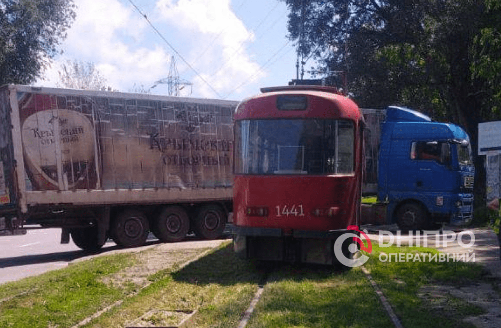 Вантажівка врізалася в трамвай