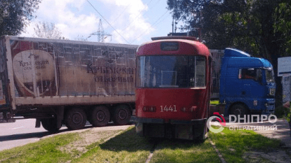 Вантажівка врізалася в трамвай