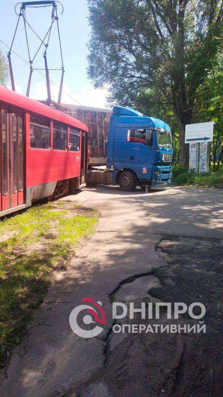 Грузовик врезался в трамвай