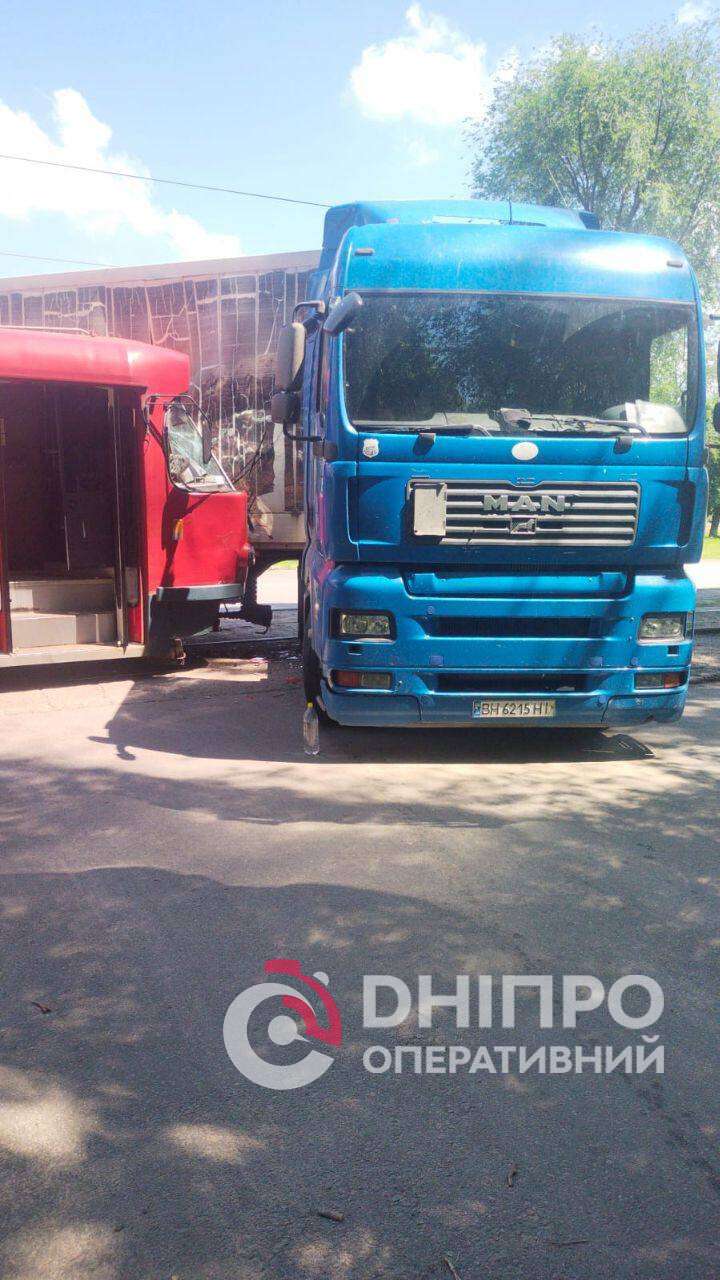 Грузовик врезался в трамвай