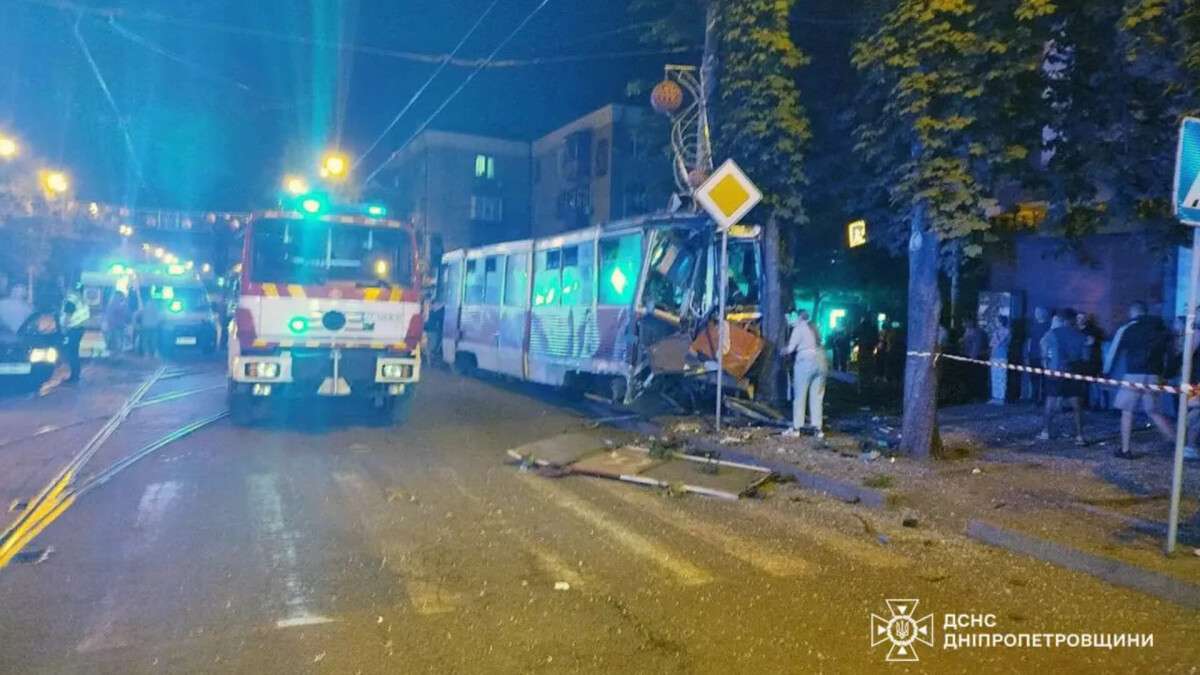 Трамвай врезался в дерево в Кривом Роге