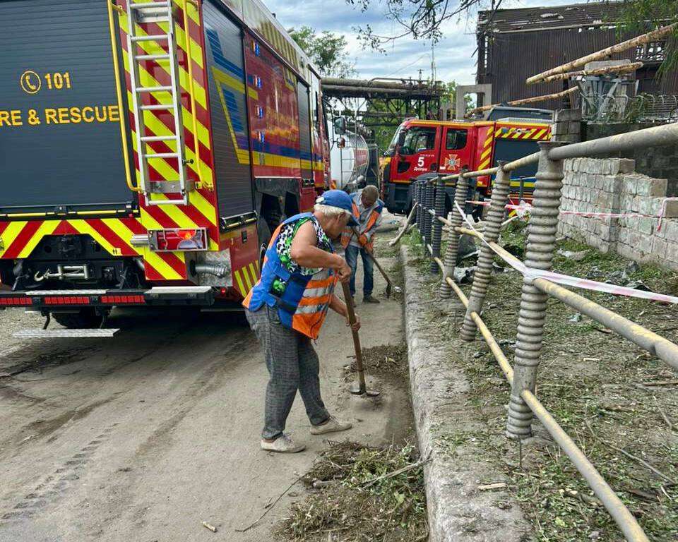 Коммунальщики ликвидируют последствия обстрела по Днепру 24 июня