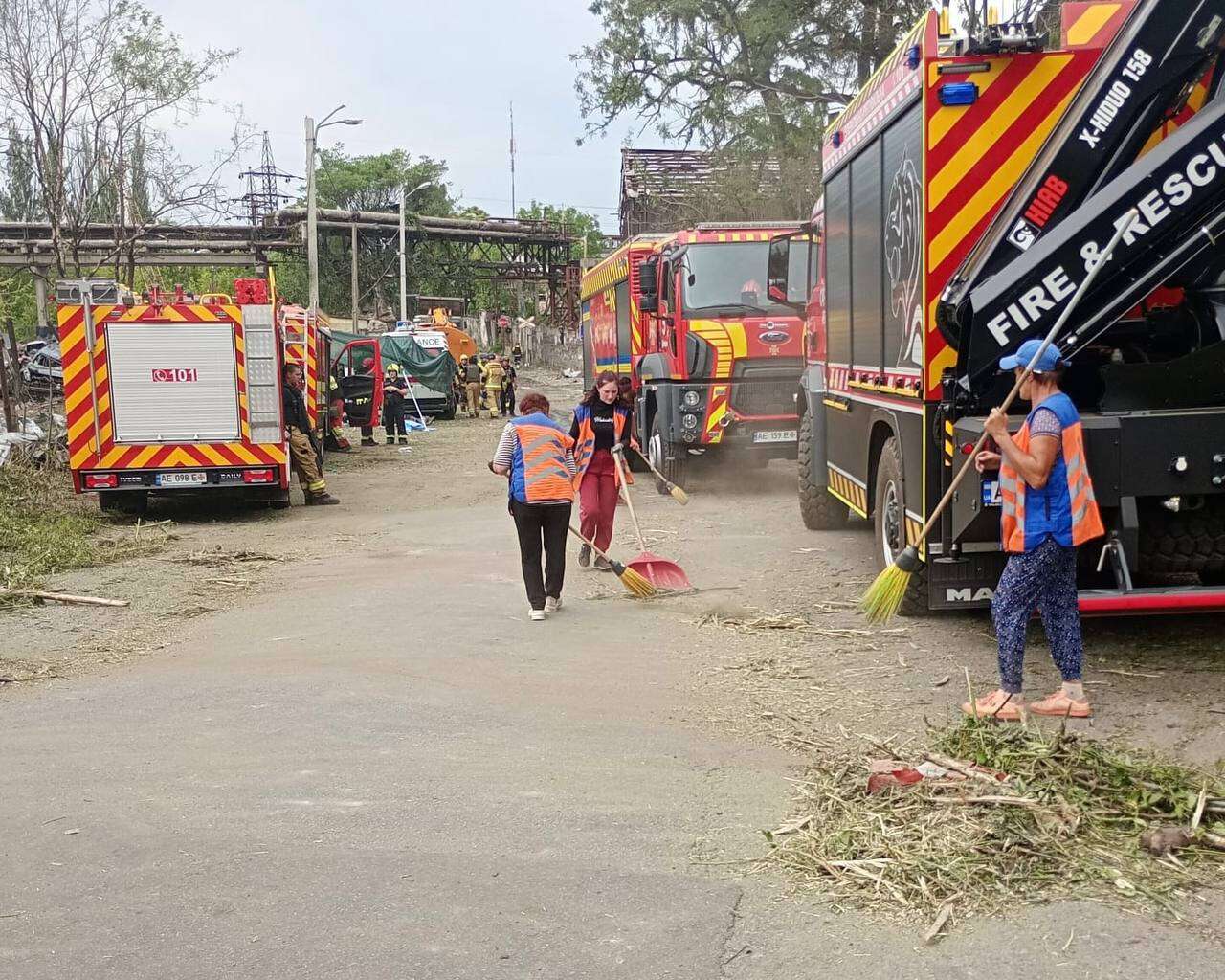 Коммунальщики ликвидируют последствия обстрела по Днепру 24 июня