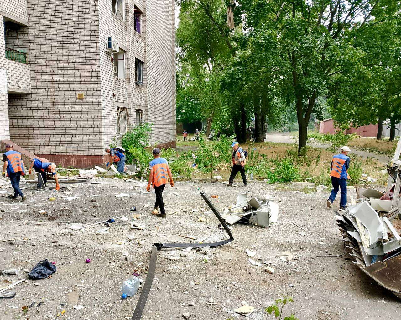 Коммунальщики ликвидируют последствия обстрела по Днепру 24 июня