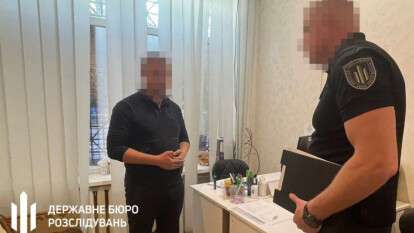 Сотрудник ТЦК списывал с военного учета мужчин